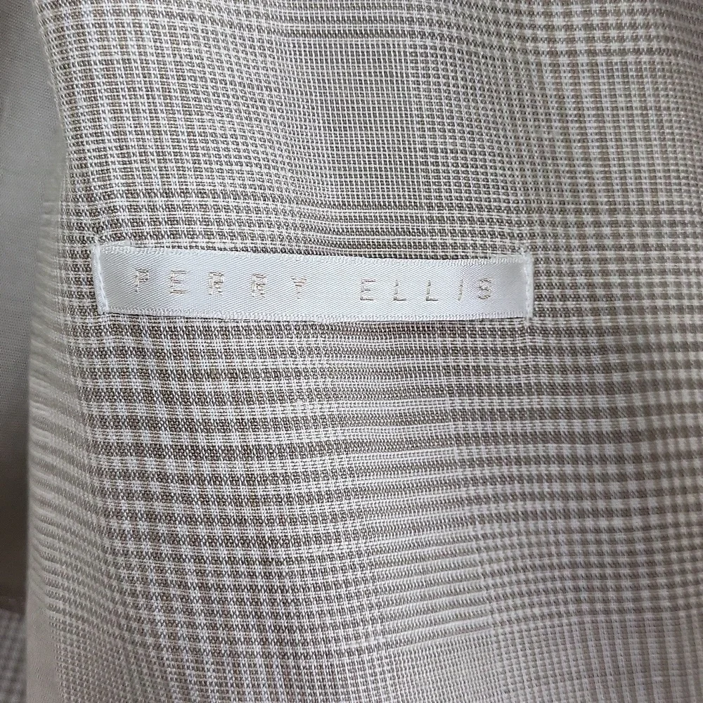 Perry Ellis 100% linen Gray Checkered Blazer. Size M‎
